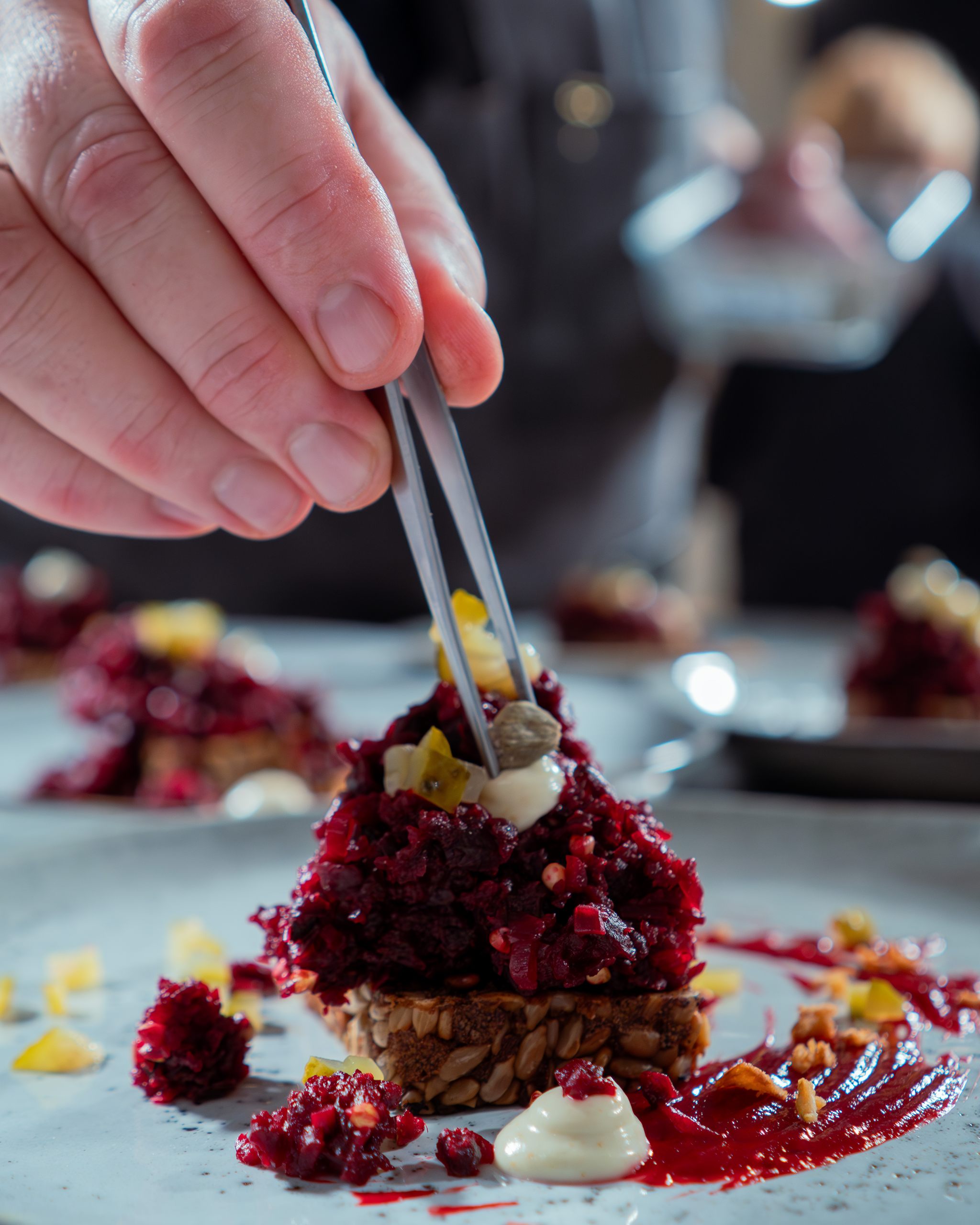 Anrichten eines Vegetarischen Tartars zum vegetarischen Kochkurs im Trend Lab Loft